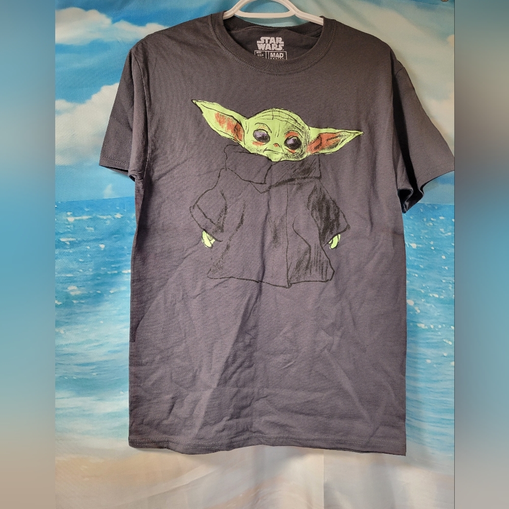 NWOT Star Wars Baby Yoda Grogu Mad Engine Tshirt Size Small‎
